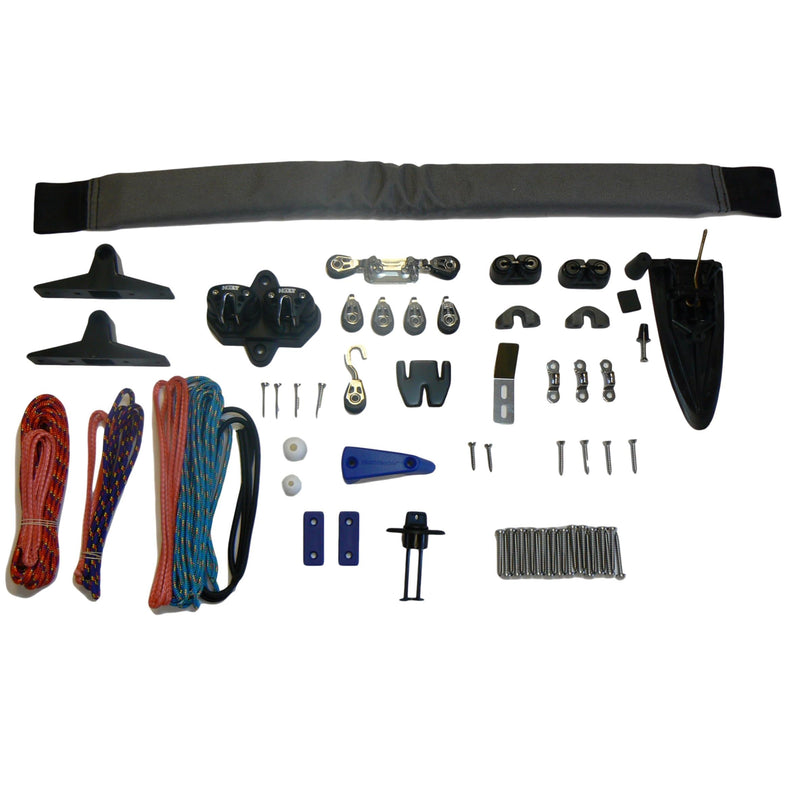 Load image into Gallery viewer, Kit Accastillage Laser®/ILCA® Deck, gros plan sur outils inclus: sangle, vide-vite, femelots, cales bleues, et taquets coinceurs, pour dériveur léger.