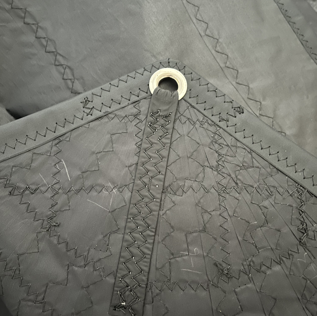 Load image into Gallery viewer, Spi Catamaran KL / SL 15.5 avec tissu Nylite 1.1Oz, présentant des coutures renforcées en zig-zag et un œillet métallique pour fixation.