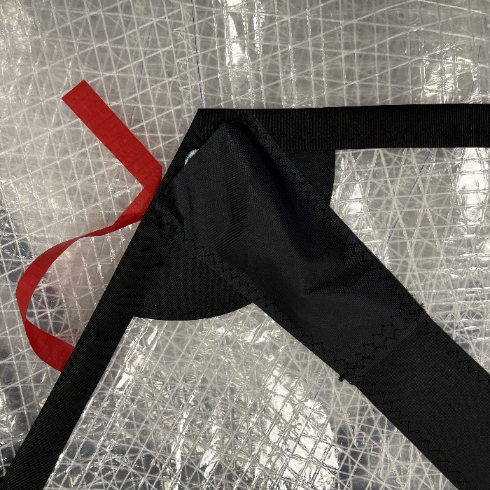 Chargez l'image dans la visionneuse de la galerie, Grand Voile Dériveur Laser® Pico Mylar avec panneau laminé, fibres croisées apparentes, renfort d'angle noir robuste, et telltale rouge, idéale pour voile légère.