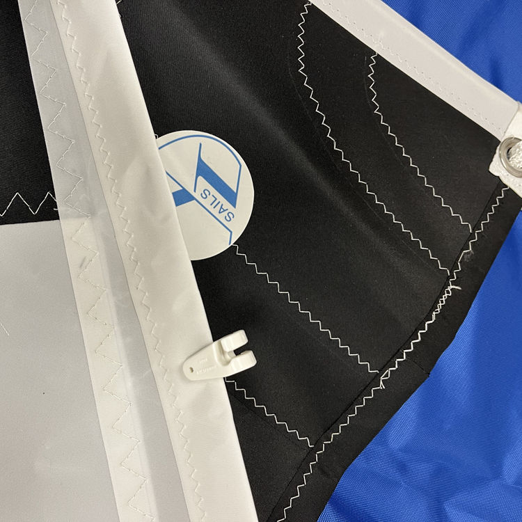 Chargez l'image dans la visionneuse de la galerie, Foc Catamaran Dart 16 en Dacron avec panneaux cousus, rail coulissant en plastique, œillet métallique et patch SAILS, illustrant des détails de voiles spécialisées pour catamarans sportifs.