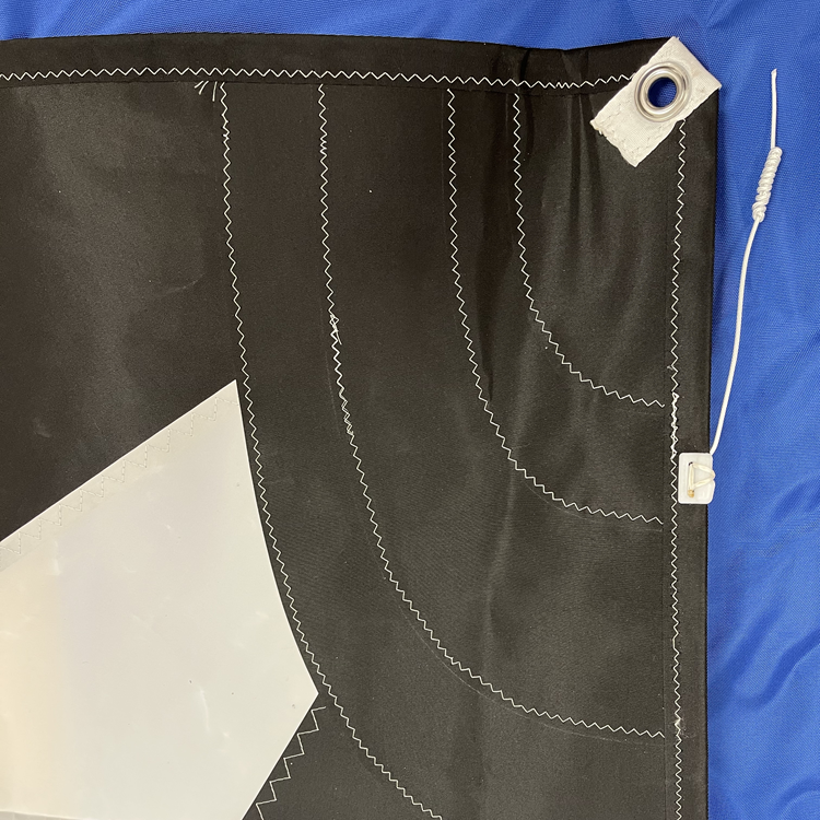 Chargez l'image dans la visionneuse de la galerie, Foc Catamaran Dart 16 en gros plan, montrant une couture en zig-zag, un œillet renforcé et un curseur en plastique, illustrant le tissu Dacron robuste pour voile légère.