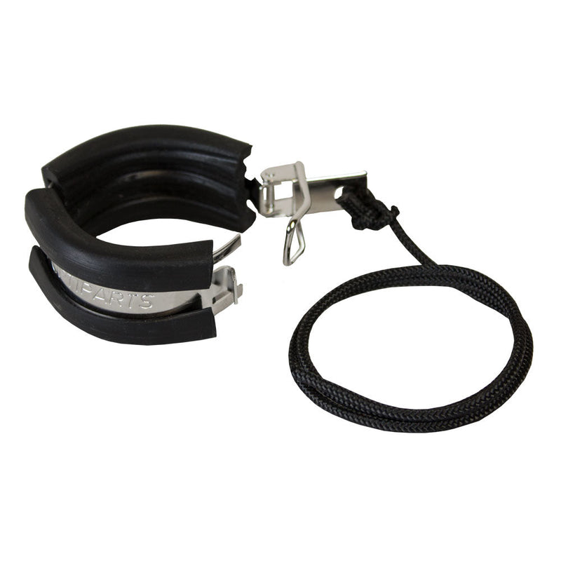 Load image into Gallery viewer, Retenue de mât Optimist OPTIPARTS en inox avec fermeture caoutchouc, intégrant un cordage pour sécuriser le mât sous l'étambrai, idéale pour dériveurs légers.