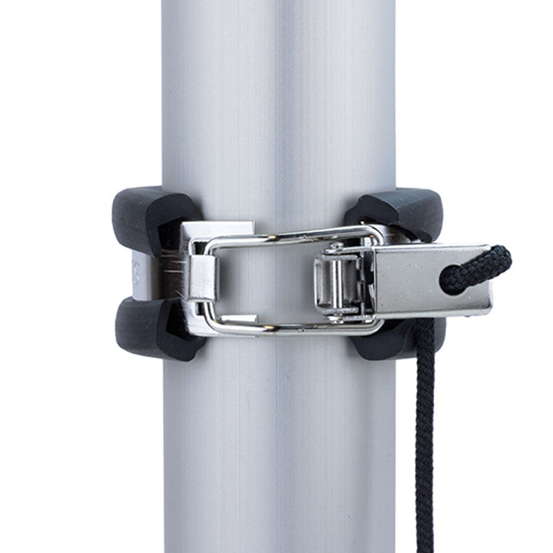 Load image into Gallery viewer, Retenue de mât Optimist OPTIPARTS en inox avec cordage, conçue pour sécuriser le mât sous l'étambrai lors du chavirage, dotée d'une partie en caoutchouc.