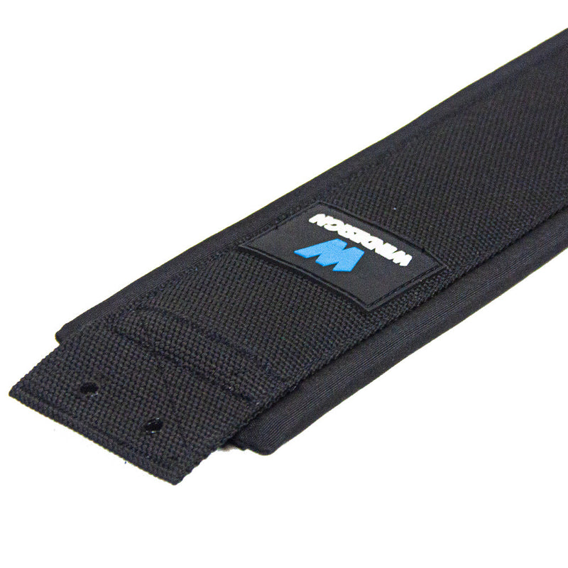 Load image into Gallery viewer, Sangle de Rappel rembourrée Laser® avec badge M, sangle en nylon noir résistant, trous d'ajustement visibles, idéale pour dériveurs et catamarans sportifs.