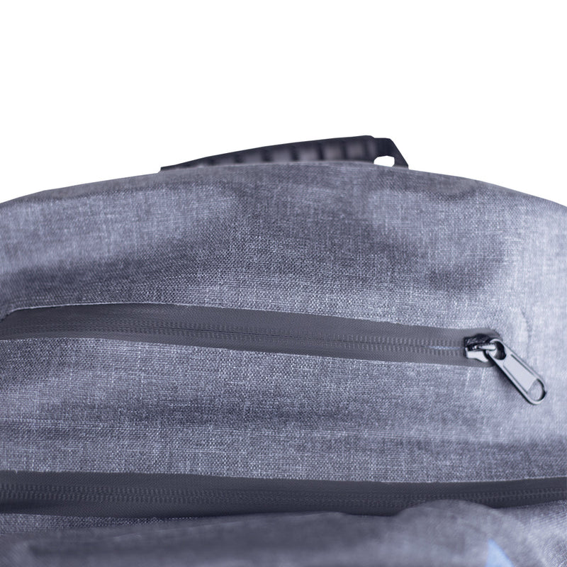 Chargez l'image dans la visionneuse de la galerie, Sac à dos étanche 35L Windesign avec deux compartiments zippés visibles, poignée supérieure, idéal pour la voile légère, offrant durabilité et organisation optimale pour les marins.