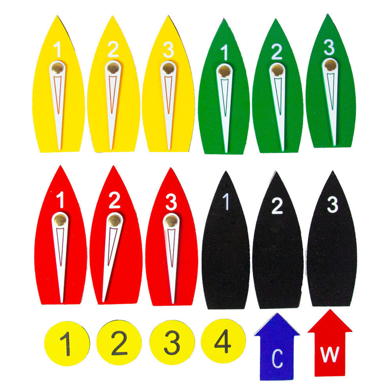 Chargez l'image dans la visionneuse de la galerie, Kit bateaux magnétiques pédagogiques comprenant 12 bateaux, flèches de vent et courant, et marques de parcours, idéal pour cours de voile et stratégies.