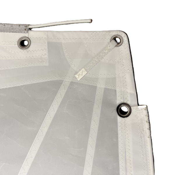 Chargez l'image dans la visionneuse de la galerie, Grand Voile Dériveur 420 avec coin renforcé, tissu Dacron 210gr, coutures zigzag, œillet inox et sangles pour lignes, idéal pour dériveurs légers.