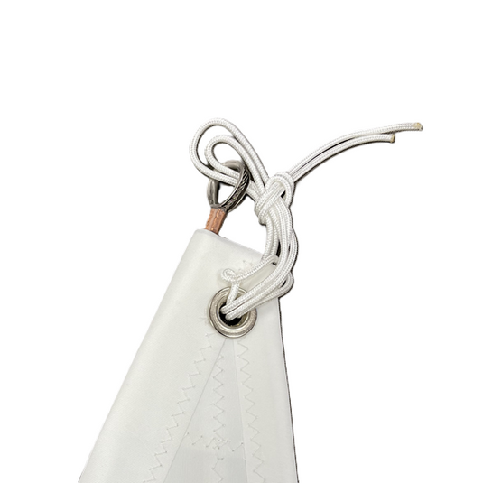 Coin de voile Foc Dériveur 420 avec patch renforcé, œillet métallique, cordelette et manille en acier inoxydable pour fixation, adapté dériveurs 420.