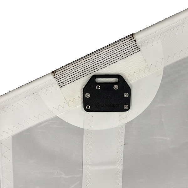 Chargez l'image dans la visionneuse de la galerie, Grand Voile Dériveur 420 en Dacron, montrant un renfort de voile avec couture en zig-zag et plaque Harken pour ligne ou crochet, idéale pour dériveurs.