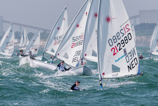 regate de laser feminine devant le port de la rochelle. le laser est un deriveur simple et fonctionnel et utilise partout dans le monde