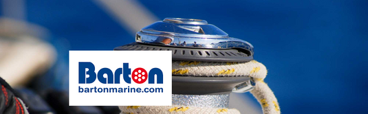 Gros plan sur une corde et un logo bleu et rouge, représentant un équipement nautique spécialisé pour la voile légère, dériveurs et catamarans de sport.