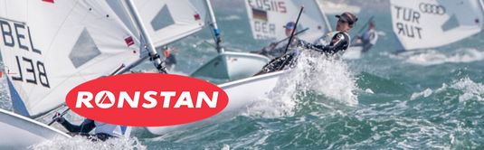 Un groupe de personnes faisant de la voile sur l'eau, illustrant l'équipement de voile légère de Yachting Thommeret pour dériveurs et catamarans sportifs.