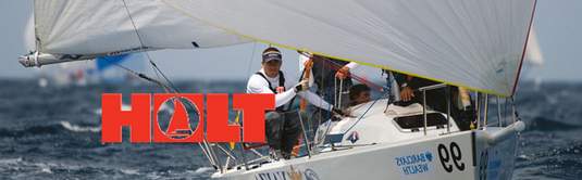 Un groupe d'hommes sur un voilier, participant à une activité nautique, illustrant l'esprit de voile légère promu par Yachting Thommeret.
