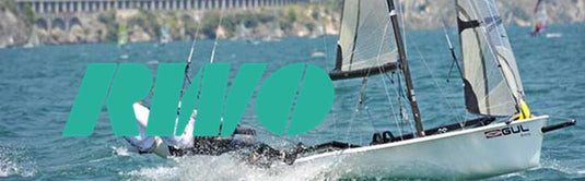 Un voilier sur l'eau, représentant l'équipement nautique léger proposé par Yachting Thommeret pour dériveurs et catamarans de sport.