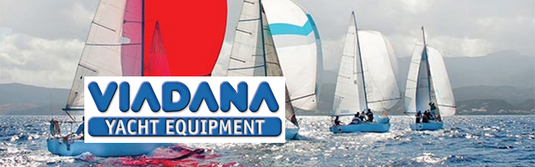 Un groupe de voiliers sur l'eau, illustrant l'équipement de voile légère commercialisé par Yachting Thommeret, spécialisé en dériveurs et catamarans de sport.