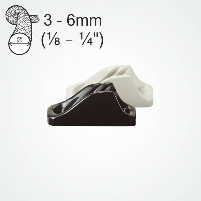 ClamCleat® Nylon Mini Noir ø3 à 6mm fixé sur une surface, idéal pour canots et kayaks, illustrant son utilisation polyvalente et compatibilité avec diverses attaches.
