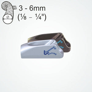 ClamCleat® Alu Junior Racing Mk2, taquet compact en alliage pour voile légère, idéal pour dériveurs et kayaks, avec guide-câble intégré pour surfaces courbes et planes.