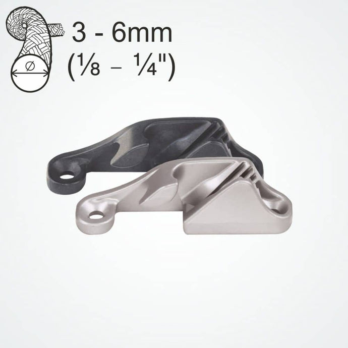 ClamCleat® Alu Ouvert Babord ø3 à 6mm, guide-câble pratique pour accrocher et libérer facilement les cordages, idéal pour crochets de reaching en voile légère.