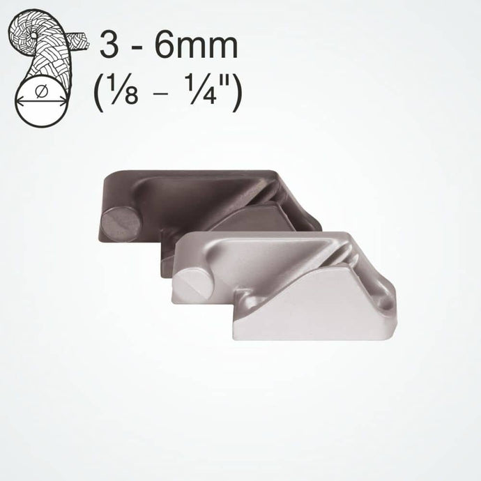 ClamCleat® Alu Ouvert Babord court ø3 à 6mm, guide-câble latéral pour accrocher et retirer facilement les lignes, idéal pour voile légère et nautisme.