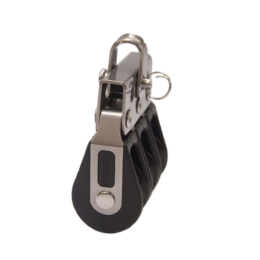 Poulie Triple à billes ø28mm pour nautisme, idéale pour dériveurs et catamarans, performante et résistante, adaptée aux petits diamètres pour écoutes et hâle-bas.
