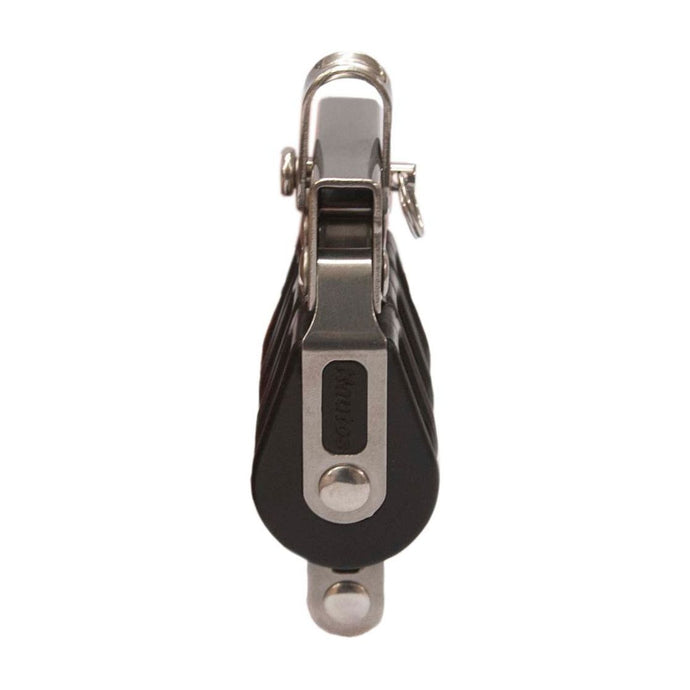 Poulie Triple à billes ø28mm avec ringot, idéale pour démultiplications sur petits diamètres, offrant performance et résistance pour dériveurs et habitables.