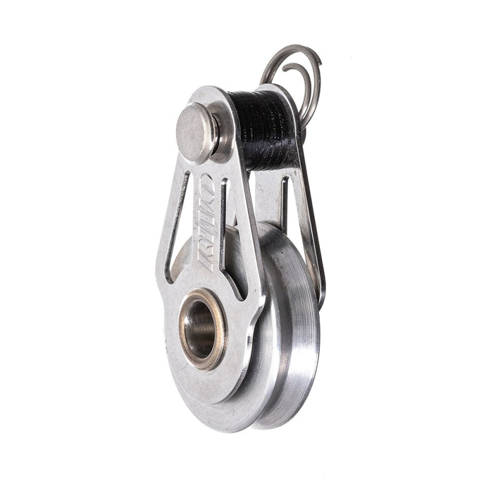 Poulie Simple ø25mm Réa Alu + Axe en métal pour charges lourdes, idéale pour câbles 3mm, parfaite pour équipements de voile légère chez Yachting Thommeret.