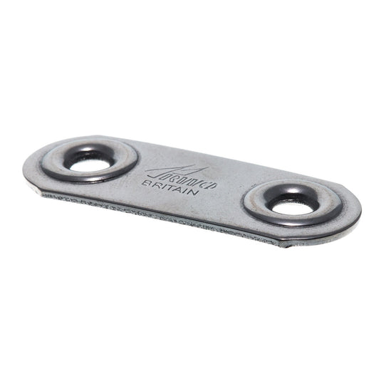 Plaquette Sangle inox 50mm, vue rapprochée d'un objet métallique, idéale pour fixer une sangle sur un pont, longueur totale 50mm, entraxe de perçage 30mm.