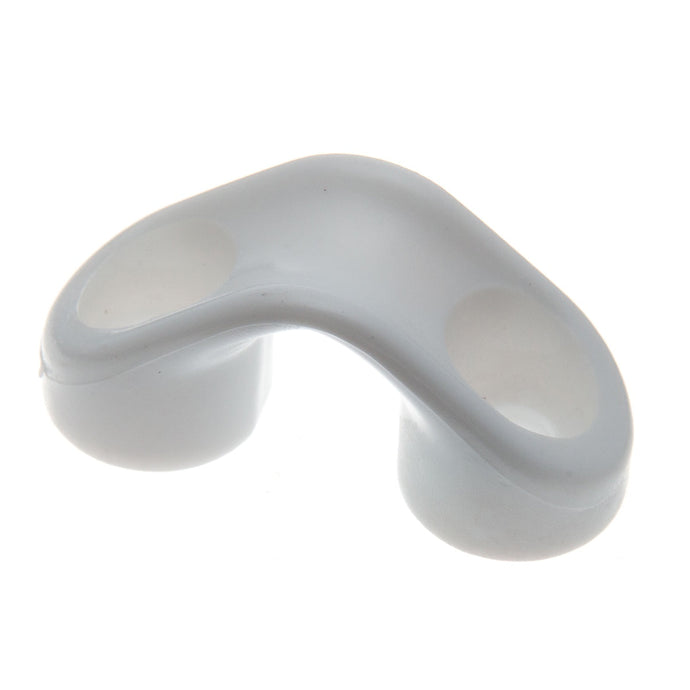 Filoir Pont Plastique blanc, un accessoire essentiel pour les voiliers légers, avec des trous optimisés pour le passage des cordages.