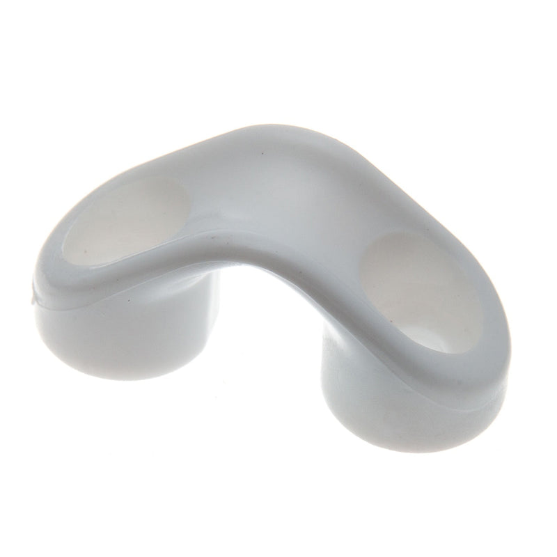 Laden Sie das Bild in Galerie -Viewer, Filoir Pont Plastique blanc, un accessoire essentiel pour les voiliers légers, avec des trous optimisés pour le passage des cordages.

