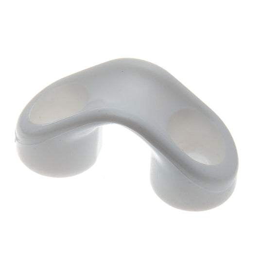 Filoir Pont Plastique blanc, un accessoire essentiel pour les voiliers légers, avec des trous optimisés pour le passage des cordages.