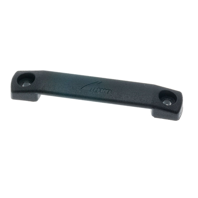 Pontet de Sangle 50mm noir avec logo visible, conçu pour dériveurs et catamarans, fixation par deux vis, essentiel pour accastillage voile légère, distribué par Yachting Thommeret.