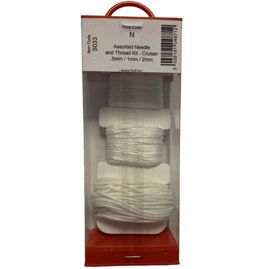 Kit surliure avec fils et aiguilles en boîte plastique, contenant trois épaisseurs de fil blanc (0,5 mm, 1 mm, 2 mm) et quatre aiguilles assorties pour réparations rapides.