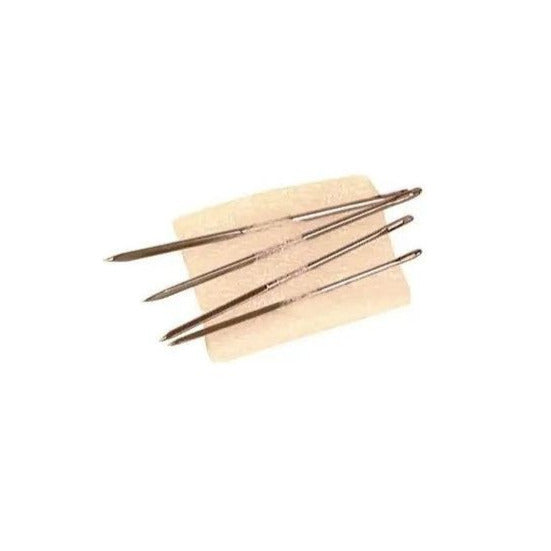 Kit 4 aiguilles à surlier insérées dans un bloc de mousse, parfaites pour la finition des cordages, avec chas lisse facilitant l'enfilage.
