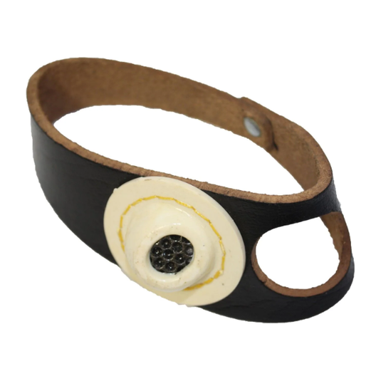 Bracelet diffuseur Paumelle Main en cuir beige avec disque céramique central, idéal pour huiles essentielles, adapté pour travaux de voilerie et épissures.
