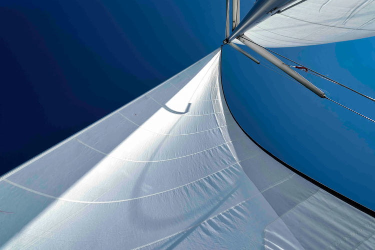 Voiles blanches d'un bateau sur fond de ciel bleu