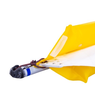 Détail de l'installation de la flottabilité de mât Optiparts sur un mât de dériveur. Important pour éviter un dessalage complet du bateau