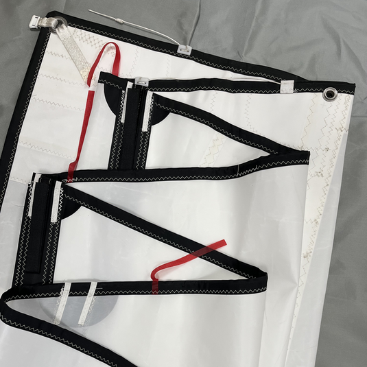 Detail du galonnage noir, des lattes et penons sur la chute de la grand voile du deriveur topaz argo, fabriqué par Topper Boats.