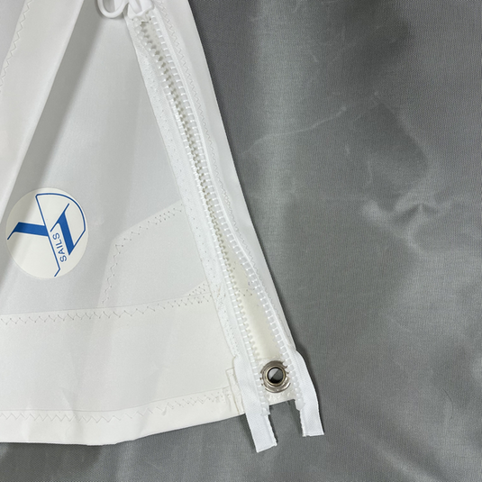 détail de la voile d'avant de catamaran nacra 5.0. Foc réalisé en dacron blanc coupe horizontale avec un zip le long du guindant.