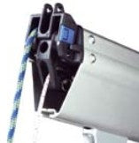 Laden Sie das Bild in Galerie -Viewer, Embout de Bôme Vit de Mulet - Selden avec cam-cleat sur profil aluminium, idéal pour fixation et réglage de cordage sur voiliers légers.
