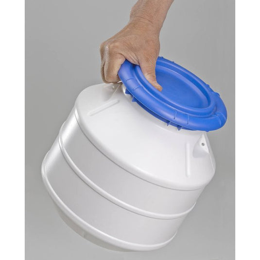 Bidon étanche 15L avec couvercle ergonomique et joint silicone, idéal pour stocker équipements de sécurité. Ouverture de 136 mm, hauteur de 450 mm.