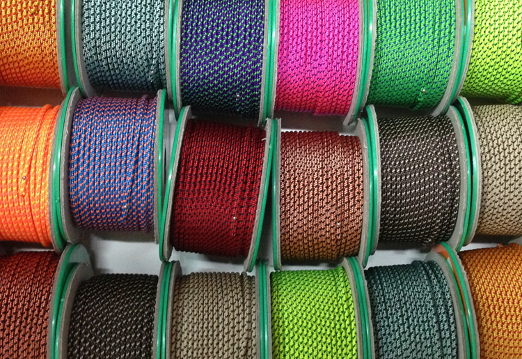 Laden Sie das Bild in Galerie -Viewer, Choix de couleurs pour la garcette polyester ola de chez Regatta Ropes, disponible chez Yachting Thommeret, spécialiste accastillage voile légère.
