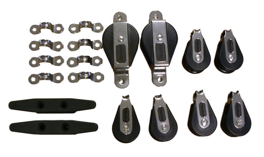 Kit Lazy Jack comprenant des poulies de pont, taquets d'amarrage et brides en acier inoxydable, idéal pour le gréement courant d'un petit voilier ou modèle réduit.