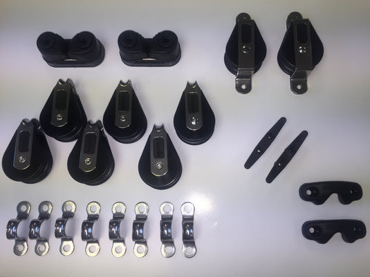 Kit Lazy Jack : ensemble de poulies, padeyes, guides de ligne et bloqueurs pour diriger et sécuriser les cordages sur un petit voilier.