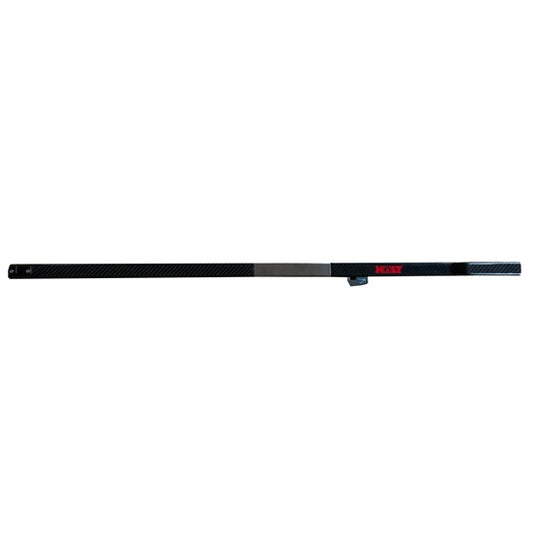 Barre Carbone Laser® 1 en fibre de carbone avec fixation et bande argentée, idéale pour configurations de voile légère. Marquage HOLLY en rouge.