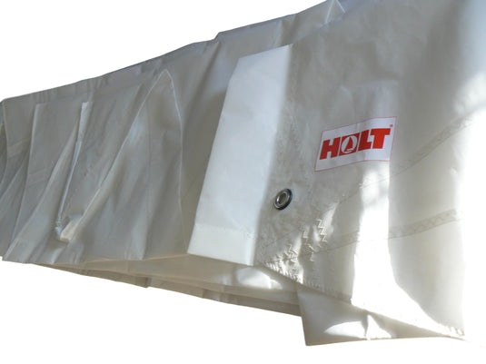 Voile Dériveur Laser® Radial Performance avec logo rouge HOLT, montrant une couture renforcée et un œillet métallique pour fixation, pliée pour livraison.