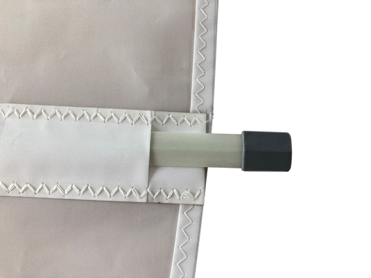 Voile Déviveur Laser® 4.7 Performance, gros plan sur le fourreau de mât avec couture zig-zag, contenant un tube avec embout noir, pour régate et loisir.