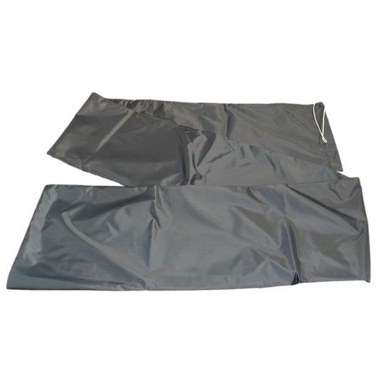 Deux housses rectangulaires en nylon gris foncé pour Voile Dériveur Laser® Radial Performance, dotées d'un cordon de serrage pour protéger et ranger l'équipement.