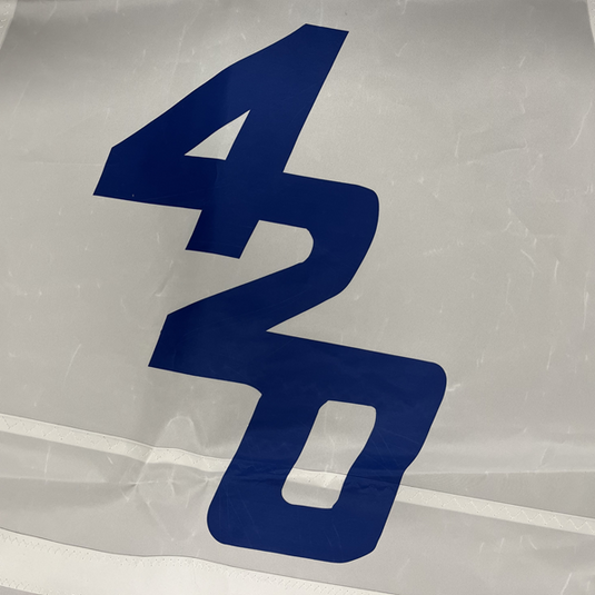 Grand Voile Dériveur 420 en Dacron blanc, avec logo classe 420, renforcements et lattes, pour dériveur International 420 de Yachting Thommeret.