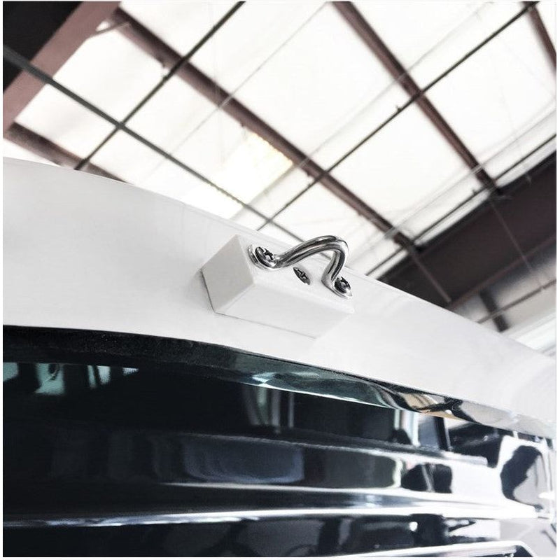 Laden Sie das Bild in Galerie -Viewer, Pontet plein inox A2 en gros plan, montrant un crochet en métal robuste, idéal pour dériveurs et catamarans, fabriqué en Europe pour un excellent rapport qualité-prix.
