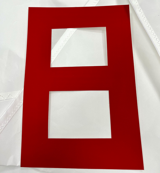 Numéro unique 8 à découper, panneau rouge rectangulaire avec deux découpes carrées, idéal pour personnaliser les inscriptions sur dériveurs et catamarans.